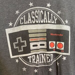 MEN'S NINTENDO CLASSICALLY TRAINED NES CONTROLLER RETRO T-SHIRT SIZE L LARGE TEE